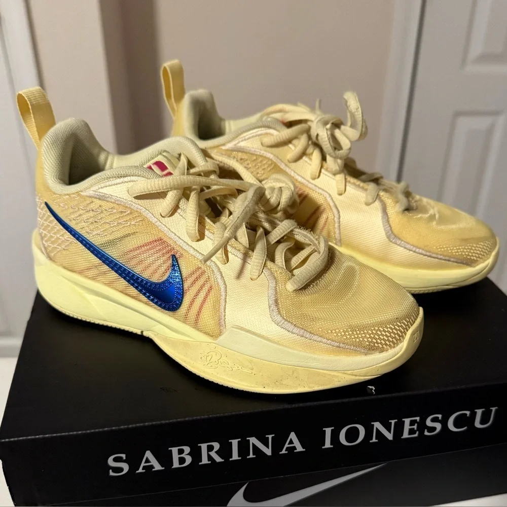Nike Sabrina 2 basketball Citron Tint (GS) size 1